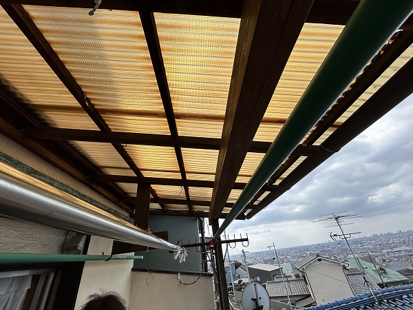 黄ばみが目立つ波板屋根
