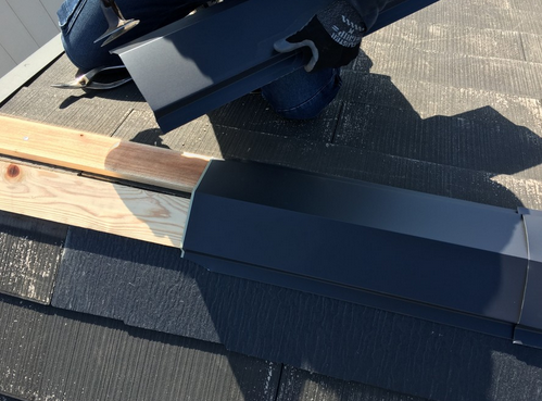 屋根てっぺんの棟板金の交換