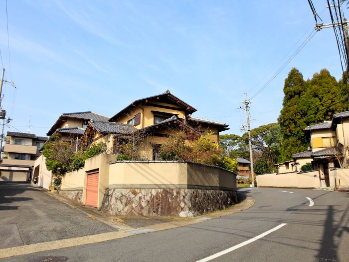 「屋根のたわみ」が見られる背景
