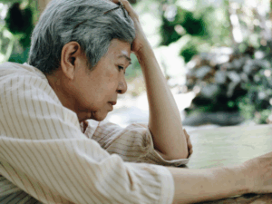 悩む高齢の女性